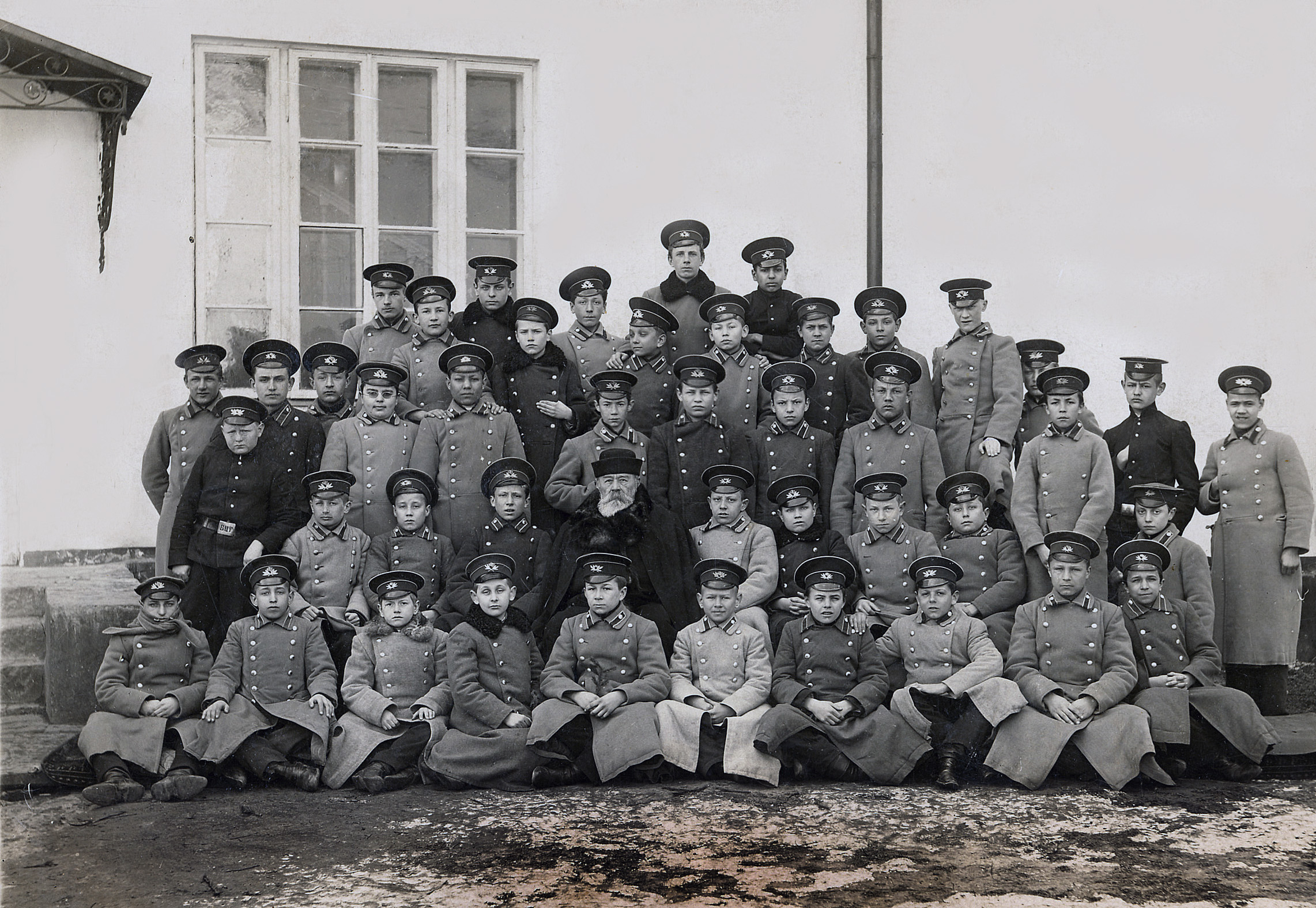 6. Учні 4-го класу гімназії.